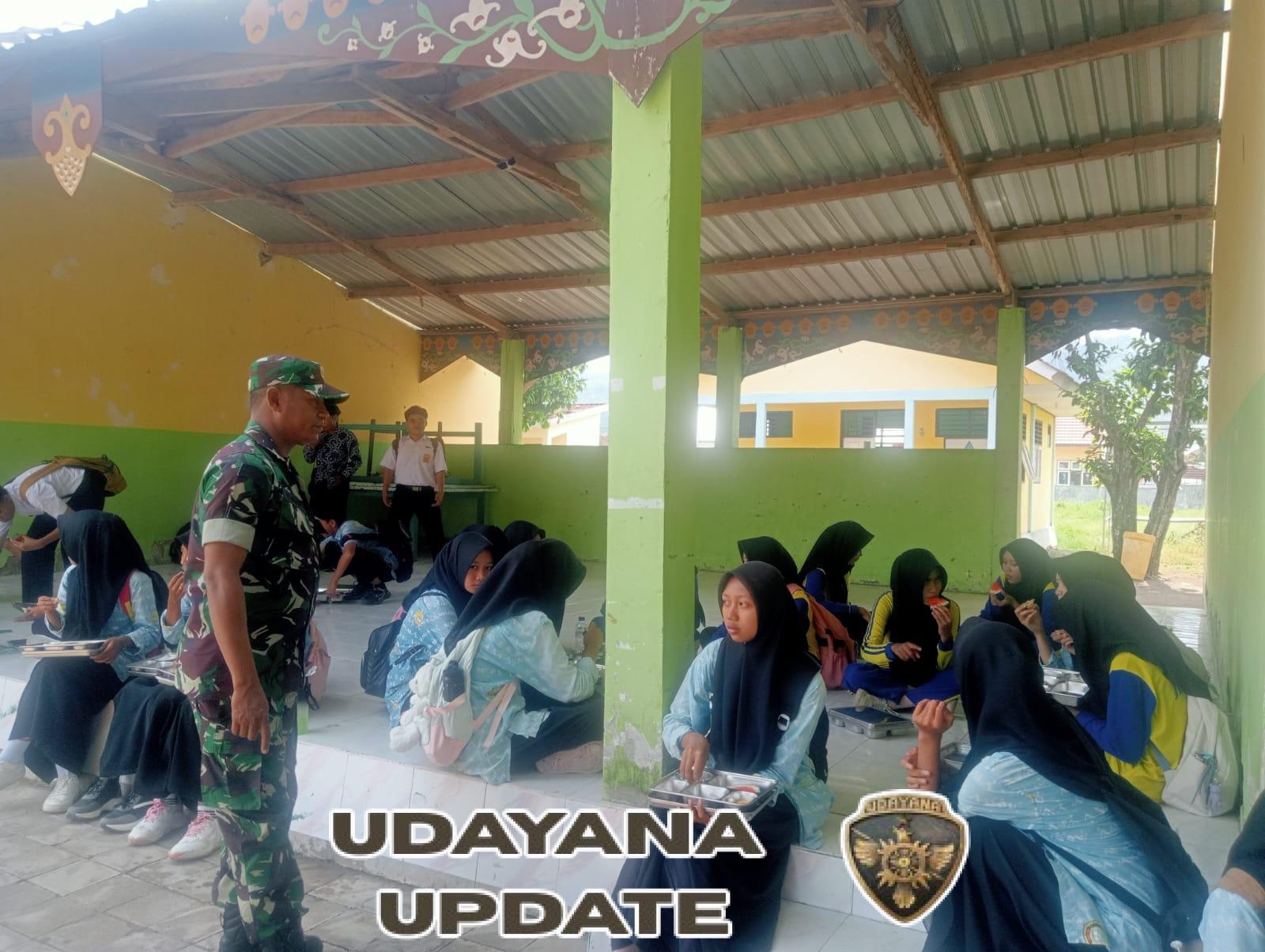 Babinsa Jereweh Dampingi Kegiatan Makan Bergizi Gratis di SMPN 1 Jereweh