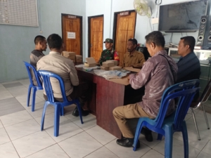 Babinsa Meraran Jalin Sinergi dengan Aparat Desa, Wujudkan Kondusivitas Wilayah