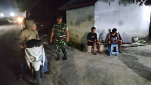 Babinsa Koramil 1628-02/Sekongkang Laksanakan Patroli Malam Jaga Ketertiban dan Kebersihan Lingkungan