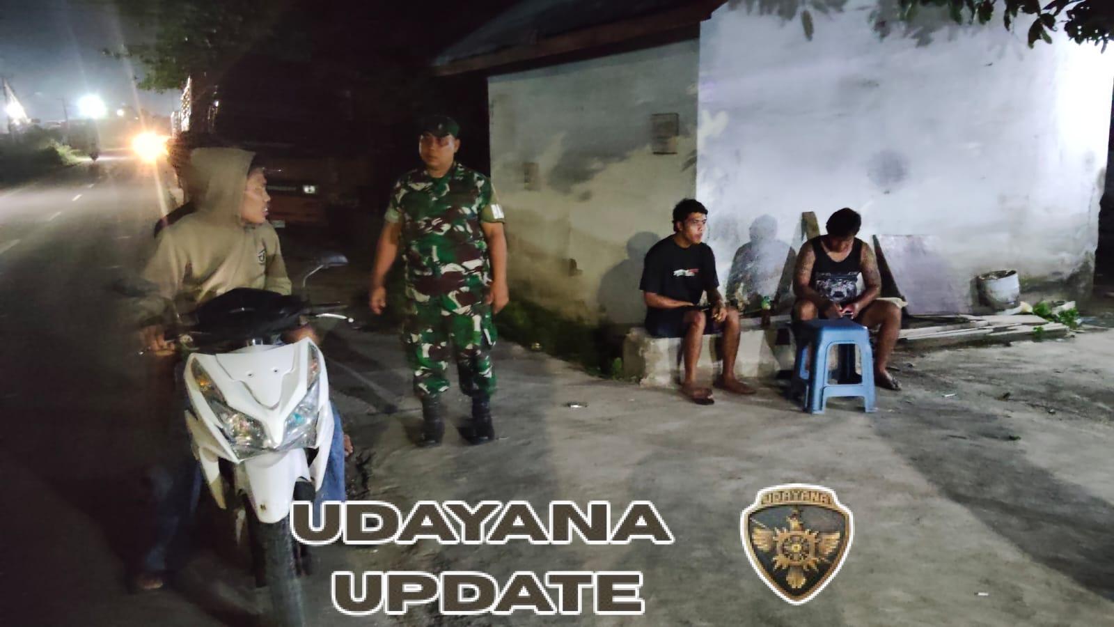 Babinsa Koramil 1628-02/Sekongkang Laksanakan Patroli Malam Jaga Ketertiban dan Kebersihan Lingkungan