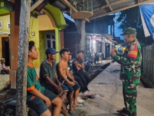 Pererat Silaturahmi, Babinsa dan Warga Madaprama Gelar Ronda Malam Bersama