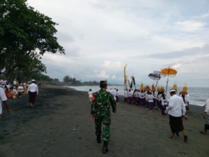Wujud Sinergitas TNI–Polri, Babinsa dan Bhabinkamtibmas Kawal Rangkaian Upacara Adat di Desa Saba