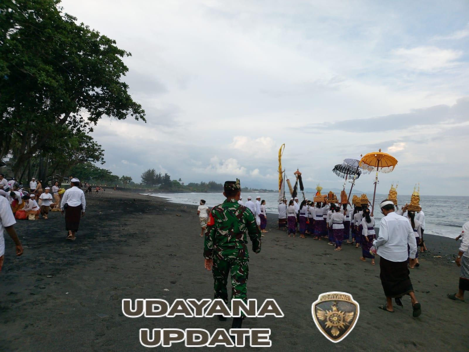 Wujud Sinergitas TNI–Polri, Babinsa dan Bhabinkamtibmas Kawal Rangkaian Upacara Adat di Desa Saba