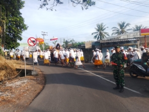 Wujud Sinergi TNI–Polri dan Pecalang, Babinsa Guwang Kawal Rangkaian Upacara Adat Melasti