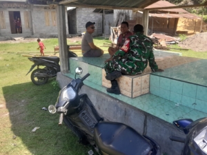 Babinsa Koramil 1602-04/Maurole Jalin Komsos dengan Warga Rangalaka