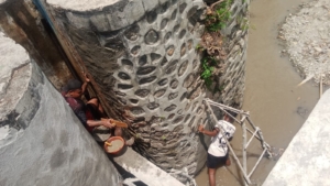 TMMD ke-126 Kodim 1625/Ngada Tuntaskan 82% Pekerjaan Plester dan Pengecatan Pintu Bendungan Panondiwal