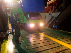 Babinsa Koramil 1627-02 Pastikan Keamanan Pelabuhan Pantai Baru Saat Kedatangan Kapal dari Kupang