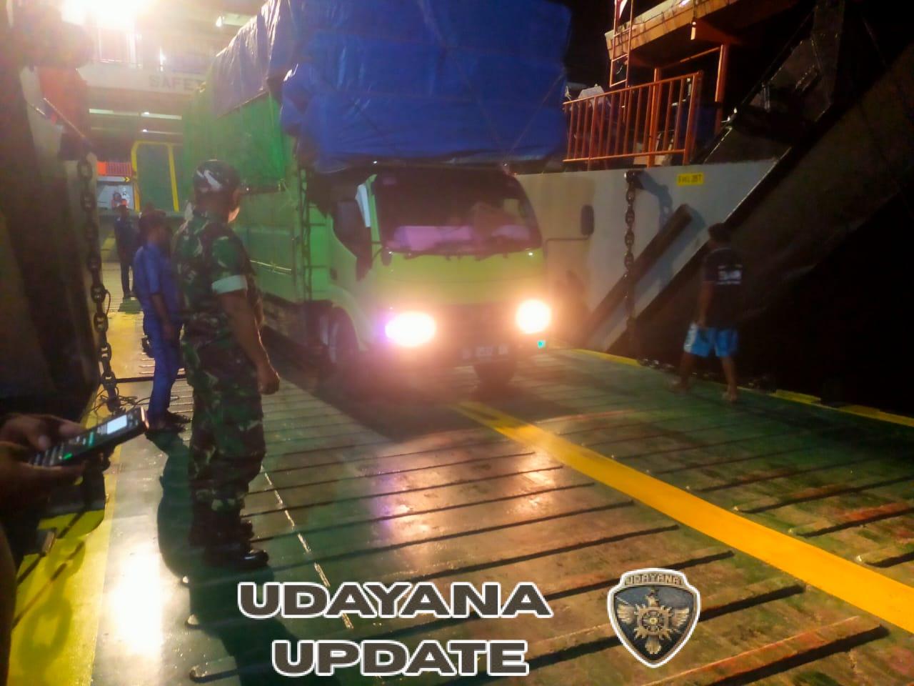 Babinsa Koramil 1627-02 Pastikan Keamanan Pelabuhan Pantai Baru Saat Kedatangan Kapal dari Kupang