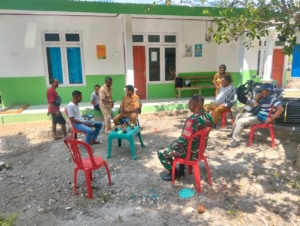 Tingkatkan Silaturahmi, Babinsa Serda Natalino Gelar Komsos Bersama Aparat Desa Humusu Wini