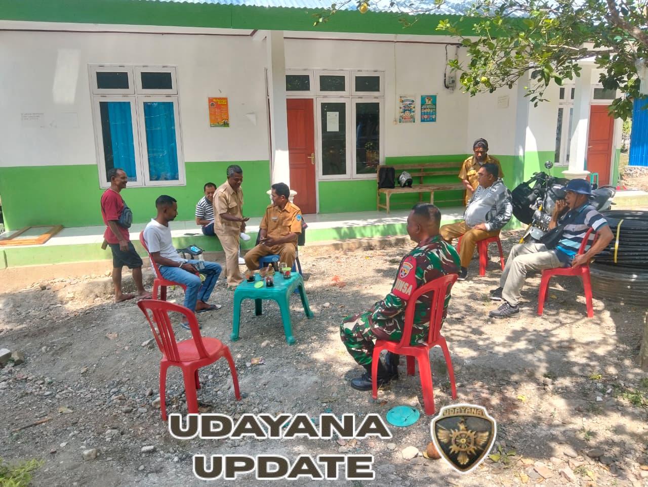 Tingkatkan Silaturahmi, Babinsa Serda Natalino Gelar Komsos Bersama Aparat Desa Humusu Wini