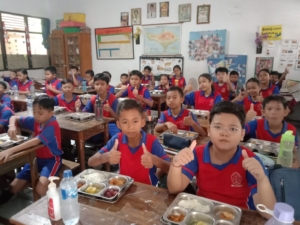 TNI Peduli Gizi Anak Sekolah, Kodim 1609/Buleleng Bantu Salurkan Ribuan Porsi Makanan Bergizi
