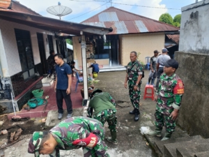 Wujud Kepedulian TNI, Babinsa Sukasada Bantu Bedah Rumah Warga Kurang Mampu