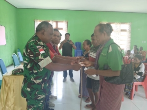 Pastikan Tepat Sasaran, Babinsa Koramil Wedomu Dampingi Penyaluran BLT DD