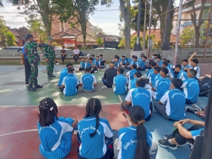 Tanamkan Disiplin dan Cinta Tanah Air, Babinsa Latih PBB Siswa SMKN 1 Bangli