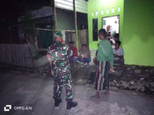 Ronda Malam Bersama Warga, Babinsa Desa Tonda Ingatkan Pentingnya Silaturahmi dan Kebersihan