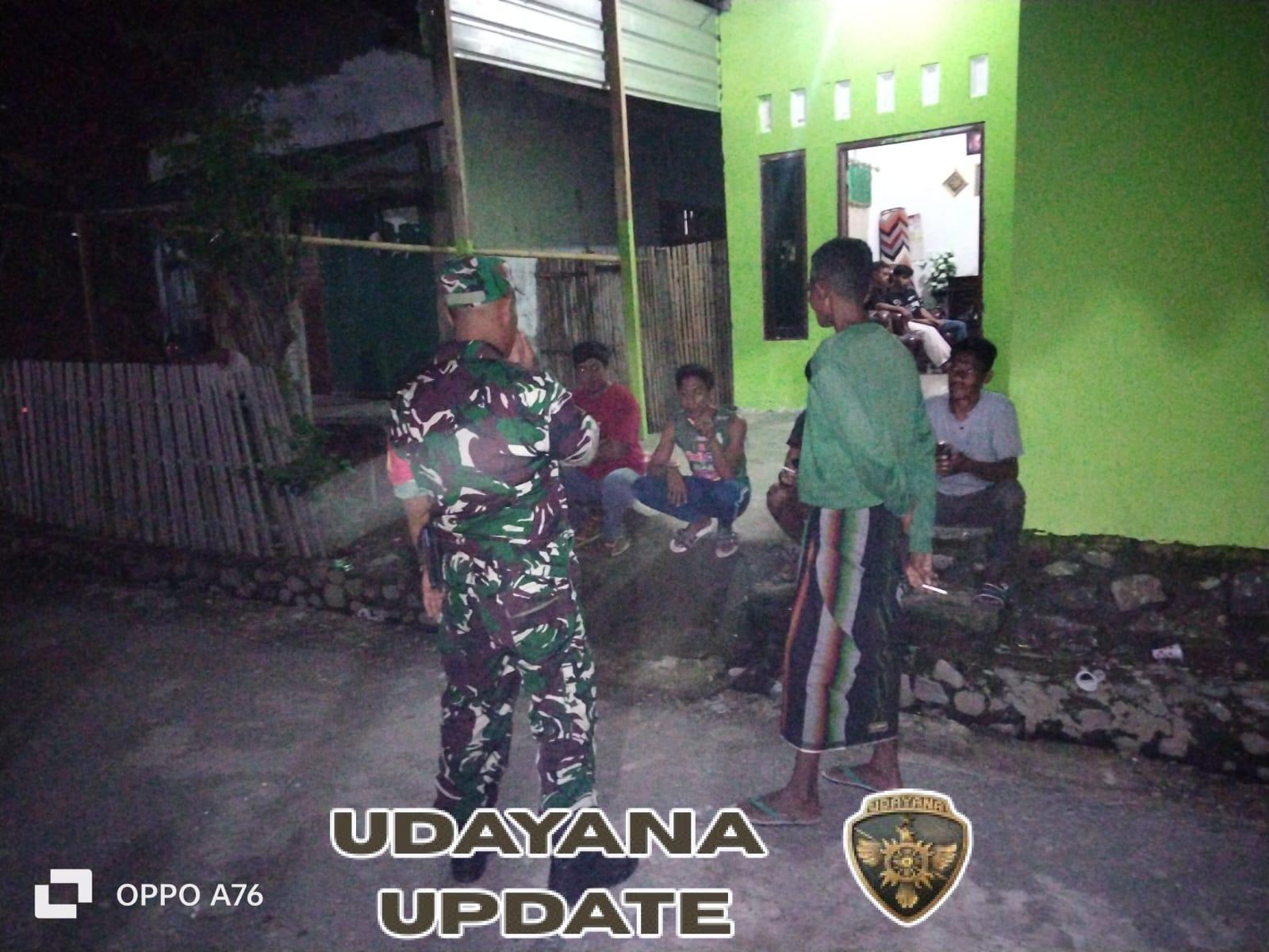 Ronda Malam Bersama Warga, Babinsa Desa Tonda Ingatkan Pentingnya Silaturahmi dan Kebersihan