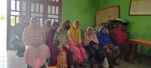 Sinergi Penyaluran Bantuan: Babinsa Lembor Awasi Distribusi BLT-DD Tahap IV di Desa Siru, Jaminan Tepat Sasaran