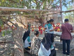 Babinsa Koramil 1602-04/Maurole Gelar Karya Bakti Bersama Warga di Gereja Salib Suci Maurole