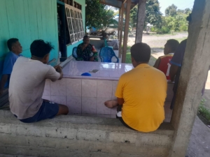 Babinsa Koramil 1602-04/Maurole Tingkatkan Hubungan Simpatik dengan Warga Desa Niopanda