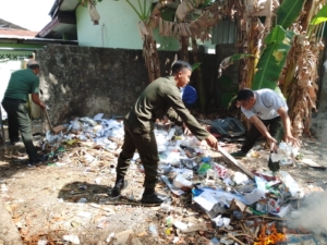 Serma Heri Pimpin Pembersihan Sampah di Area Kantor Persit
