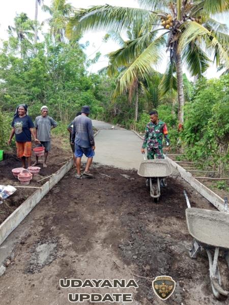 Wujud Kemanunggalan, Babinsa Koramil 1603-01/Alok Turun Bangun Jalan Desa