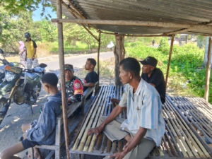 Babinsa Koramil Maurole Tingkatkan Keamanan dan Keteraturan Warga Desa Ngalukoja