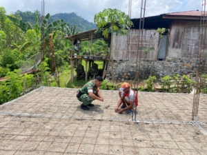 Babinsa Kodim 1602/Ende Gotong Royong Bangun Rumah Layak Huni di Desa Hangalande
