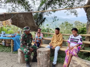 Babinsa Kodim 1602/Ende Tingkatkan Kamtibmas melalui Komsos dan Pamwil di Desa Lisepuu