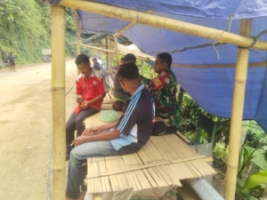 Kopka Edwin D.P Dampingi Warga dan Pengendara di Portal Trans Ende-Maumere