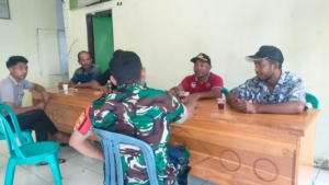 Babinsa Koramil 1628-04/Poto Tano Laksanakan Komsos dan Monitoring di Desa Mantar
