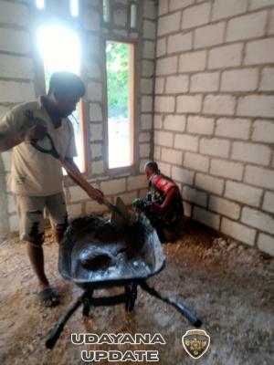 Babinsa Baa Bantu Warga Bangun Rumah, Wujud Nyata Kemanunggalan TNI dan Rakyat