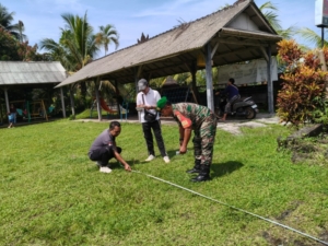 Jembrana, 31 Oktober 2025 – Komitmen Tentara Nasional Indonesia (TNI) melalui peran aktif Babinsa dalam mendukung percepatan program pembangunan di tingkat desa kembali terwujud di wilayah Kodim 1617/Jembrana. Serka Nengah Sudiarta, Babinsa Pangyangan, menunjukkan dukungan penuhnya terhadap rencana pembangunan Kantor Koperasi Merah Putih (KMP) Desa Pangyangan, yang merupakan salah satu upaya pemerintah desa untuk meningkatkan perekonomian dan kesejahteraan masyarakat.  Pada hari Jumat, 31 Oktober 2025, pukul 09.30 – 10.45 WITA, Serka Nengah Sudiarta bersama Perbekel, Badan Permusyawaratan Desa (BPD), Kepala Dusun Cepaka, dan Ketua KMP, melaksanakan pengecekan dan pengukuran lahan yang akan menjadi lokasi pembangunan kantor koperasi tersebut.  Lokasi Strategis untuk Kemandirian Ekonomi Lahan yang ditinjau berlokasi di Jalan Arjuna, Dusun Cepaka, Desa Pangyangan. Lahan seluas total 22 Are (dengan status kepemilikan Desa Adat Pangyangan) ini, akan dialokasikan seluas 6 Are (panjang 30 meter, lebar 20 meter) untuk pembangunan gedung KMP.  Koperasi Merah Putih Desa Pangyangan sendiri telah aktif beroperasi dan kini memiliki 143 anggota serta 8 orang pengurus. Selama ini, kegiatan operasional KMP masih menumpang dan menggunakan kantor sementara di bekas gudang kosong milik Perbekel setempat.  “Kehadiran Babinsa dalam kegiatan ini sangat vital sebagai bentuk sinergi antara TNI dan Pemerintah Desa. Ini adalah wujud nyata dukungan Babinsa dalam mengawal program-program desa, terutama yang berorientasi pada peningkatan ekonomi kerakyatan melalui koperasi,” ujar salah satu perangkat desa.  Dukungan Babinsa ini memastikan seluruh proses persiapan berjalan tertib, aman, dan sesuai prosedur, sekaligus mempercepat realisasi pembangunan kantor yang lebih representatif. Pembangunan kantor KMP yang permanen diharapkan akan semakin memajukan koperasi, menjangkau lebih banyak anggota, dan menjadi pusat pergerakan ekonomi mandiri di Desa Pangyangan.  Kegiatan pengecekan dan pengukuran lahan berjalan dengan tertib dan aman, menandai langkah maju yang signifikan dalam mewujudkan fasilitas pendukung kesejahteraan masyarakat.