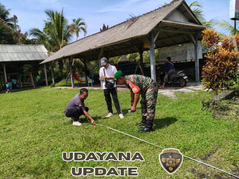 Jembrana, 31 Oktober 2025 – Komitmen Tentara Nasional Indonesia (TNI) melalui peran aktif Babinsa dalam mendukung percepatan program pembangunan di tingkat desa kembali terwujud di wilayah Kodim 1617/Jembrana. Serka Nengah Sudiarta, Babinsa Pangyangan, menunjukkan dukungan penuhnya terhadap rencana pembangunan Kantor Koperasi Merah Putih (KMP) Desa Pangyangan, yang merupakan salah satu upaya pemerintah desa untuk meningkatkan perekonomian dan kesejahteraan masyarakat.  Pada hari Jumat, 31 Oktober 2025, pukul 09.30 – 10.45 WITA, Serka Nengah Sudiarta bersama Perbekel, Badan Permusyawaratan Desa (BPD), Kepala Dusun Cepaka, dan Ketua KMP, melaksanakan pengecekan dan pengukuran lahan yang akan menjadi lokasi pembangunan kantor koperasi tersebut.  Lokasi Strategis untuk Kemandirian Ekonomi Lahan yang ditinjau berlokasi di Jalan Arjuna, Dusun Cepaka, Desa Pangyangan. Lahan seluas total 22 Are (dengan status kepemilikan Desa Adat Pangyangan) ini, akan dialokasikan seluas 6 Are (panjang 30 meter, lebar 20 meter) untuk pembangunan gedung KMP.  Koperasi Merah Putih Desa Pangyangan sendiri telah aktif beroperasi dan kini memiliki 143 anggota serta 8 orang pengurus. Selama ini, kegiatan operasional KMP masih menumpang dan menggunakan kantor sementara di bekas gudang kosong milik Perbekel setempat.  “Kehadiran Babinsa dalam kegiatan ini sangat vital sebagai bentuk sinergi antara TNI dan Pemerintah Desa. Ini adalah wujud nyata dukungan Babinsa dalam mengawal program-program desa, terutama yang berorientasi pada peningkatan ekonomi kerakyatan melalui koperasi,” ujar salah satu perangkat desa.  Dukungan Babinsa ini memastikan seluruh proses persiapan berjalan tertib, aman, dan sesuai prosedur, sekaligus mempercepat realisasi pembangunan kantor yang lebih representatif. Pembangunan kantor KMP yang permanen diharapkan akan semakin memajukan koperasi, menjangkau lebih banyak anggota, dan menjadi pusat pergerakan ekonomi mandiri di Desa Pangyangan.  Kegiatan pengecekan dan pengukuran lahan berjalan dengan tertib dan aman, menandai langkah maju yang signifikan dalam mewujudkan fasilitas pendukung kesejahteraan masyarakat.