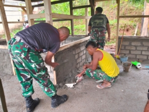 TNI dan Warga Bergotong Royong Rehab Rumah Heribertus di Cibal