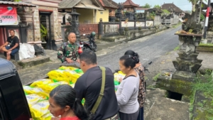 Dukung Program SPHP, Koramil 1626-01/Bangli Salurkan Beras Murah kepada Warga