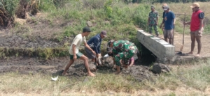 Pratu Gregorius Juang Ajak Petani Desa Paka Jaga Irigasi, Wujud Kepedulian TNI untuk Ketahanan Pangan