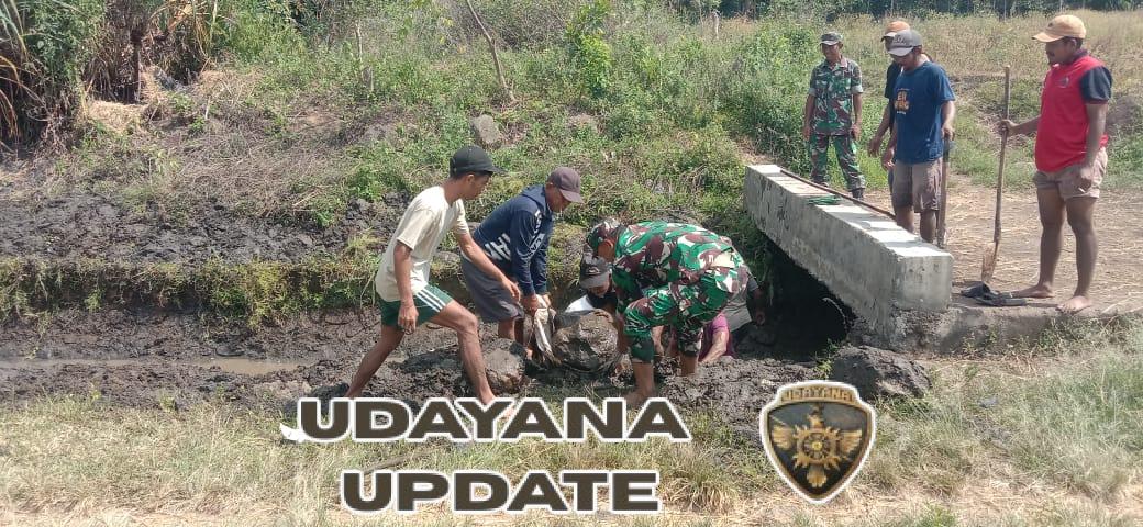 Pratu Gregorius Juang Ajak Petani Desa Paka Jaga Irigasi, Wujud Kepedulian TNI untuk Ketahanan Pangan