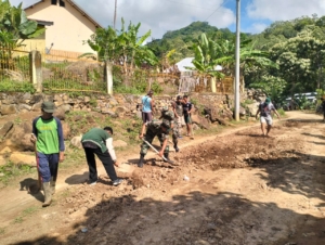 Koramil Donggo Lakukan Gotong Royong Menyambut Musim Hujan, Perbaiki Jalan Berlobang dan Saluran Pembuangan Air