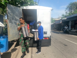 Sertu Syahrudin dan Serka Muslim Pimpin Pembagian Makan Bergizi Secara Merata