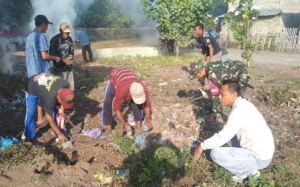 Babinsa Pekat dan Aparat Desa Karombo Gelar Gotong Royong Jumat Bersih