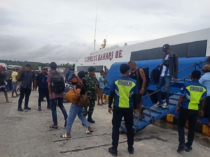 Babinsa Baa Pantau Arus Penumpang Kapal Express Bahari 8E di Pelabuhan Ba’a