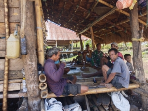 Babinsa Kodim 1613/Sumba Barat Ajak Warga Jaga Kekompakan dan Gotong Royong