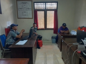 Tingkatkan Hubungan Dan Kerjasama, Babinsa Koramil Nusa Penida Komsos Bersama Perangkat Desa Klumpu