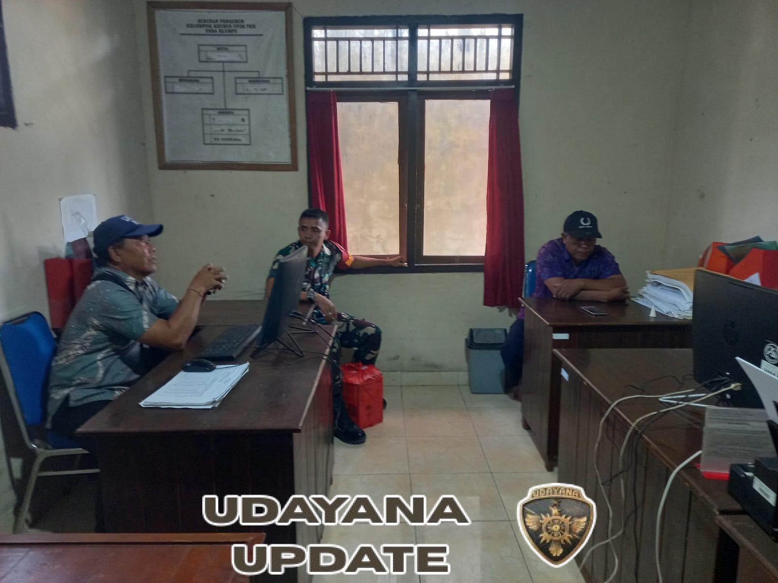 Tingkatkan Hubungan Dan Kerjasama, Babinsa Koramil Nusa Penida Komsos Bersama Perangkat Desa Klumpu