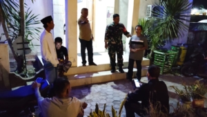 Babinsa Koramil 1628-02/Sekongkang Aktif Gelar Patroli Malam, Imbau Warga Jaga Kamtibmas