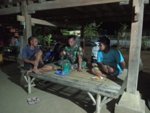 Patroli Malam Babinsa Koramil 1628-04/Poto Tano Wujudkan Keamanan Wilayah Jelang Akhir Pekan