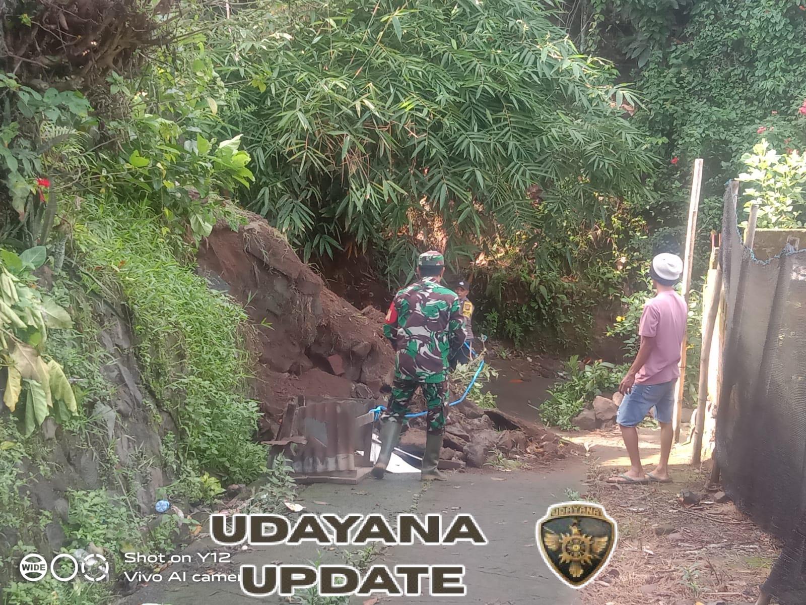 Respon Cepat Babinsa Koramil Sukasada Saat Longsor Landa Desa Silangjana