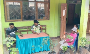 Pererat Silaturahmi, Babinsa Sertu Yulianus Samaleto Laksanakan Komsos di Desa Naembaun