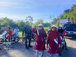 Babinsa Jereweh Amankan Kegiatan Jalan Sehat Promosikan Pantai Sawe