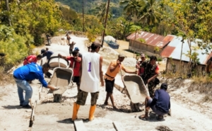 Wujud Nyata Babinsa Kodim 1621/TTS , Turun Langsung Bantu Masyarakat Rabat Jalan